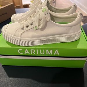 Cariuma white canvas in size 7